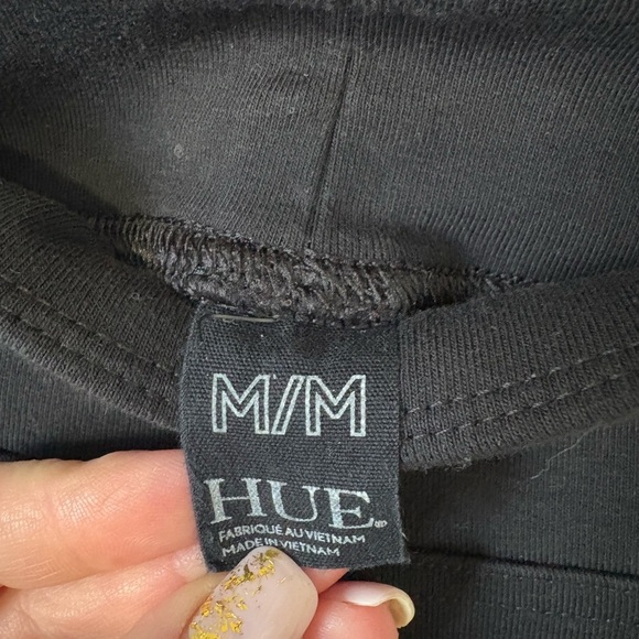 Women’s black leggings in sizes medium by Hue - Picture 4 of 4